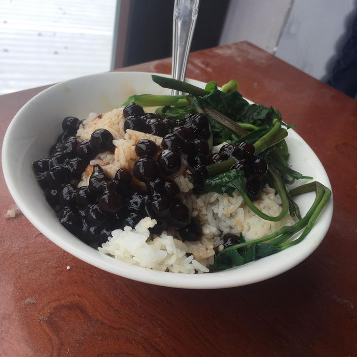 Cơm cũng ăn cùng trân châu cho thoả cơn thèm. Không biết ăn vào có bị đau bụng không nhưng sự kết hợp này đúng là khiến nhiều người "cạn lời".