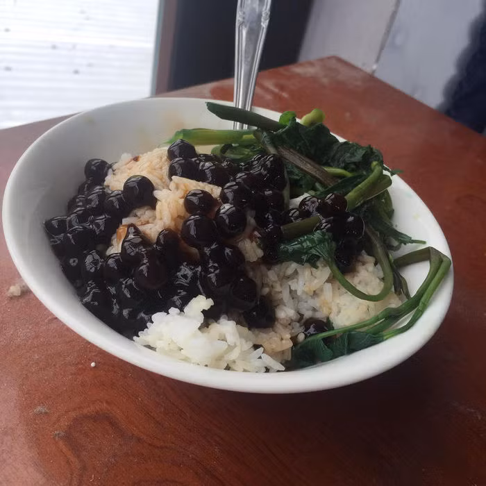 Cơm cũng ăn cùng trân châu cho thoả cơn thèm. Không biết ăn vào có bị đau bụng không nhưng sự kết hợp này đúng là khiến nhiều người "cạn lời".