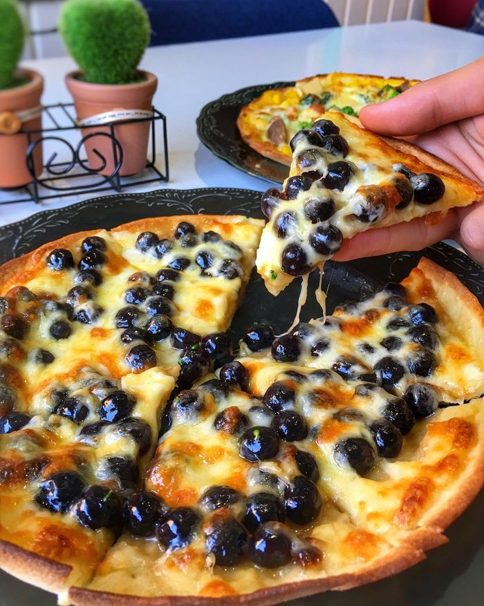 Pizza chân trâu đường đen. Nghĩ thôi đã thấy không muốn ăn.
