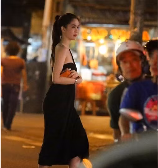 Để có những bức ảnh với khuôn mặt đẹp, làn da trắng, thân hình "chuẩn chỉnh", Ngọc Trinh cũng như không ít mỹ nhân phải nhờ đến công nghệ photoshop. Tuy nhiên, phần mềm này giống như "con dao hai lưỡi", có thể làm họ đẹp hơn nhưng cũng khiến họ trở thành... dị nhân với những bộ phận không ăn khớp với cơ thể.