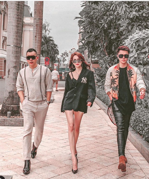 Tuy nhiên trong hình ảnh mới nhất được Vũ Khắc Tiệp đăng tải, Ngọc Trinh đã khiến khán giả đổ dồn sự chú ý khi lộ đôi chân thon dài, khẳng khiu đến khó hiểu. Hình ảnh này đã làm đông đảo dân mạng cho rằng, dường như Ngọc Trinh đã lạm dụng phần mềm chỉnh sửa ảnh quá đà nên đôi chân mới trở nên dị dạng, bất thường đến vậy. Có thể nói, để có một bức ảnh đẹp đôi khi cần phải có sự can thiệp từ phần mềm chỉnh sửa nhưng có lẽ lần này Ngọc Trinh đã hơi quá tay.