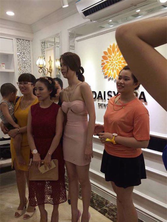 Sự thật đáng thất vọng hơn rất nhiều khi vẫn bộ đồ ấy, Ngọc Trinh chẳng hề trắng và dáng chuẩn như nhiều người tưởng tượng.