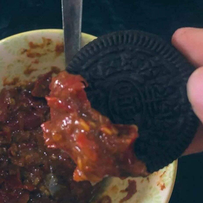 Lần đầu tiên từ khi cha sinh mẹ đẻ mới biết đến món bánh quy chấm sốt cà chua.