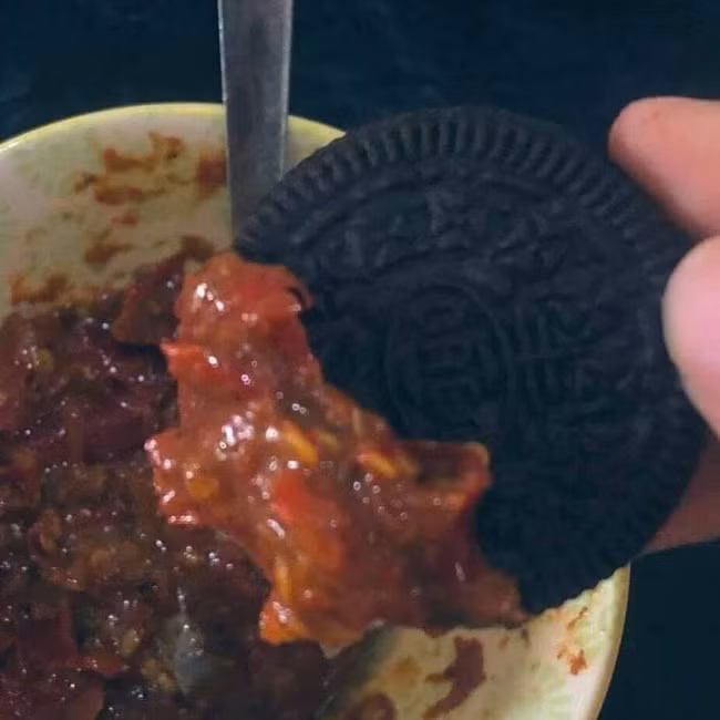 Lần đầu tiên từ khi cha sinh mẹ đẻ mới biết đến món bánh quy chấm sốt cà chua.