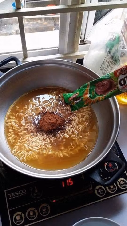 Mì tôm cho thêm ít bột Milo cho bớt mặn?