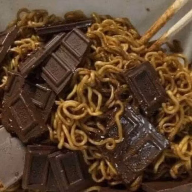 Được tổng hợp lại thành một bộ ảnh hẳn hoi, những món ăn bá đạo này đã dường như phản bác lại quan điểm "Nấu ăn là cả một nghệ thuật và người đầu bếp chính là nghệ sĩ", bởi thật sự chỉ nhìn thôi đã thấy không thể nuốt nổi rồi.