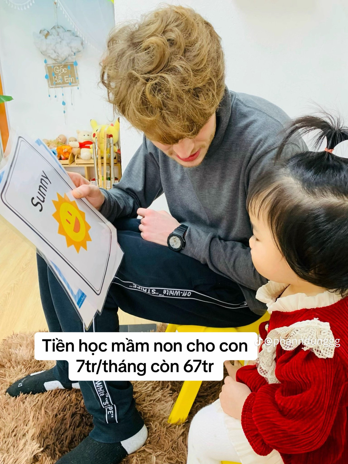 Em bé cũng được bố mẹ đầu tư học hành từ bé khi chi phí học mỗi tháng đến 7 triệu.