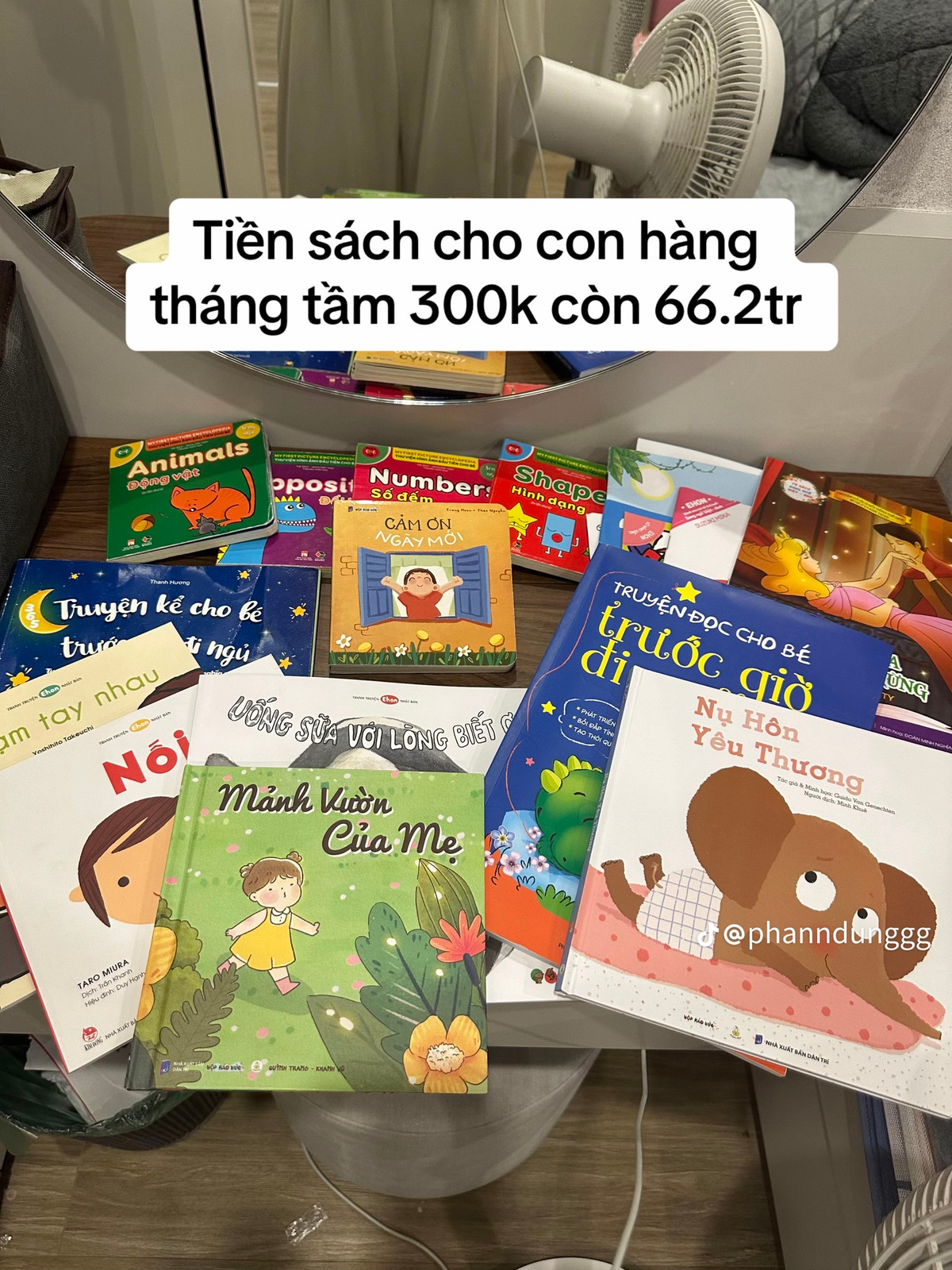 Tiền sách hàng tháng cho con.