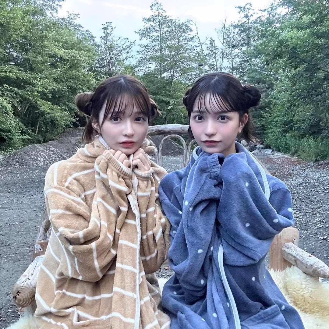 Dù không hoạt động cùng nhóm nhạc, cặp song sinh vẫn thường xuyên dành thời gian đi cà phê hay du lịch với nhau.