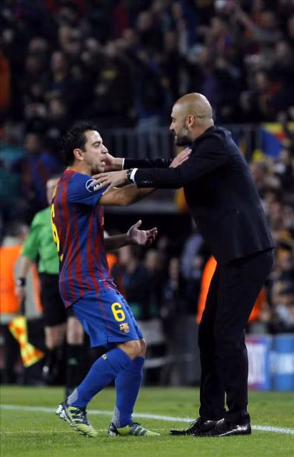  Xavi không có thể hình tốt như Pique, chẳng đi bóng giỏi như Messi nhưng anh là chủ tuyến giữa với đầu óc tư duy chiến thuật thượng thừa và mỗi bàn thắng của Barca đều phải qua chân của Xavi.