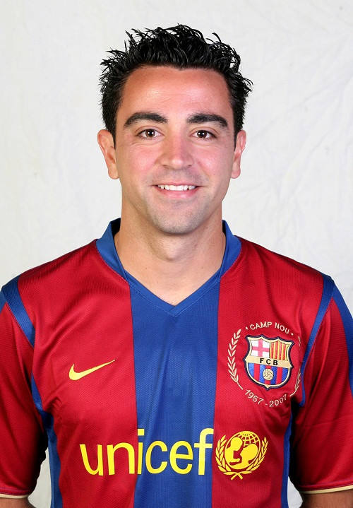 Xavi Hernandez là một ngôi sao bóng đá rất tài năng. Nhưng để tên tuổi của anh thực sự được biết tới rộng rãi trên khắp thế giới thì phải nhờ đến bàn tay của HLV Pep Guardiola. Năm 2008, khi ông thầy trẻ này được đôn lên dẫn dắt Barca từ đội trẻ thì vinh quang mới dồn dập đến với Barca cũng như Xavi.
