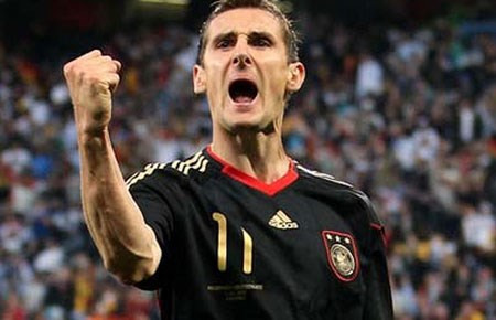  Sau 13 năm cống hiến cho tuyển Đức, cầu thủ có gốc gác Ba Lan này ghi đến 71 bàn sau 136 trận. Chiếc cúp vàng thế giới mới đây là món quà chia tay đầy ý nghĩa cho anh sau những thăng trầm cùng Mannschaft.