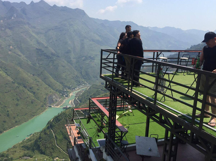 So với các khách sạn khác trên địa bàn, mức giá tại Mã Pì Lèng Panorama không hề rẻ, những con số này đều lớn hơn gấp 2, thậm chí gấp 3 lần những cơ sở kinh doanh khác.