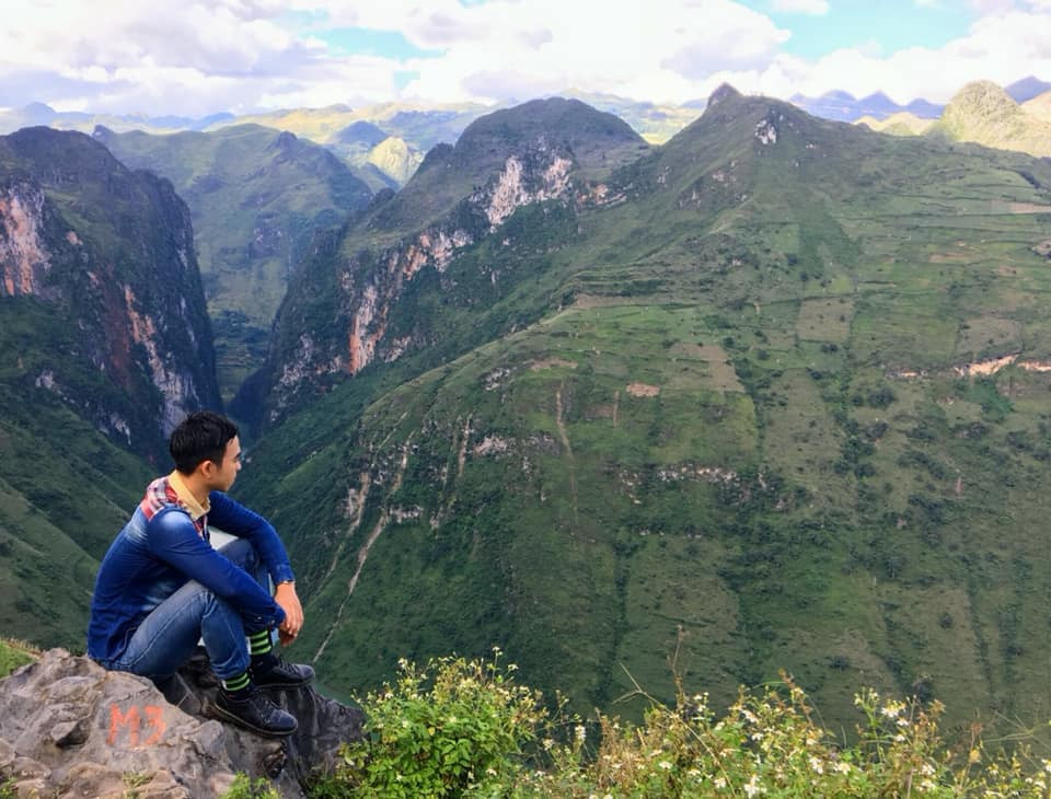 Nhưng đa phần các quan điểm của các dân mạng đều kiên định với ý kiến tẩy chay "khối bê tông" mọc vô duyên làm Mã Pì Lèng mất đi vẻ tự nhiên rằng: "Tôi nghĩ công trình này sớm muộn sẽ phá huỷ cảnh quan nơi đây. Tôi lo rằng, nếu như đã có 1 toà nhà mọc lên, thì sớm muộn sẽ có nhiều toà nhà tương tự khác. Cảnh quan đẹp rồi sẽ dần sẽ bị khai thác, bê tông hoá phá hỏng toàn bộ". Ảnh: Nguyễn Thắng