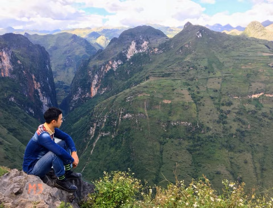 Nhưng đa phần các quan điểm của các dân mạng đều kiên định với ý kiến tẩy chay "khối bê tông" mọc vô duyên làm Mã Pì Lèng mất đi vẻ tự nhiên rằng: "Tôi nghĩ công trình này sớm muộn sẽ phá huỷ cảnh quan nơi đây. Tôi lo rằng, nếu như đã có 1 toà nhà mọc lên, thì sớm muộn sẽ có nhiều toà nhà tương tự khác. Cảnh quan đẹp rồi sẽ dần sẽ bị khai thác, bê tông hoá phá hỏng toàn bộ". Ảnh: Nguyễn Thắng