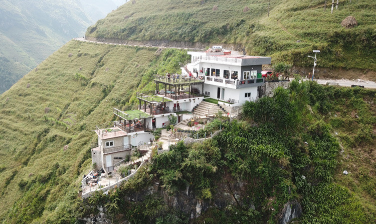 Mã Pì Lèng Panorama được cho là xây dựng trên đất nông nghiệp, chưa chuyển đổi mục đích sử dụng đất, chưa có giấy phép xây dựng và gây ảnh hưởng đến cảnh quan của danh thắng tại Hà Giang.