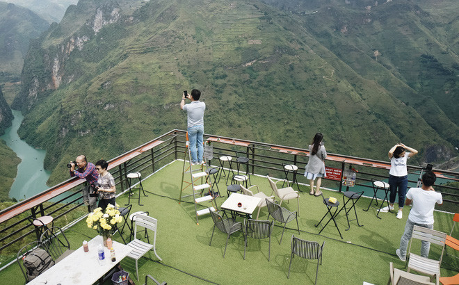 Rất đông lượt khách du lịch nườm nượp dừng chân, chen chúc chụp ảnh check-in tại khách sạn trên đèo Mã Pì Lèng.