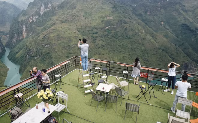 Rất đông lượt khách du lịch nườm nượp dừng chân, chen chúc chụp ảnh check-in tại khách sạn trên đèo Mã Pì Lèng.