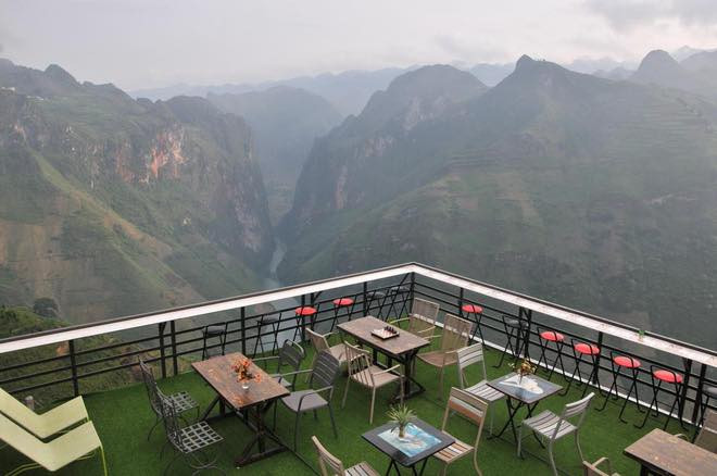 Thậm chí, đi ngược chiều với ý kiến kêu gọi tẩy chay khách sạn bị cho là phá vỡ cảnh quan thiên nhiên ở Mã Pì Lèng nhiều người nhận định: "Khung cảnh nơi đây thật tuyệt vời. Có quán cà phê hay nhà hàng để du khách và người dân có thể dừng chân ngắm cảnh, nghỉ ngơi thì mình nghĩ là cũng tốt mà, quá tiện lợi".