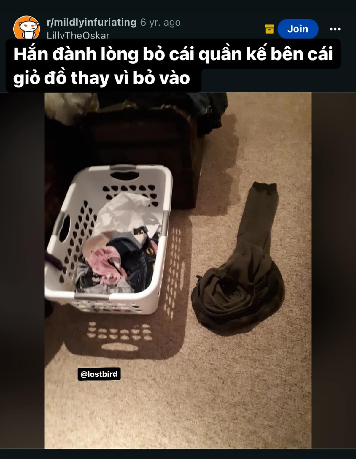 "Cái này t đồng cảm sâu sắc nha. Nhiều lúc t nói muốn quăng ra sọt rác ghê", "về cơ bản là cảm giác thỏa mãn khi mình vô trách nhiệm và biết sẽ có người khác dọn giúp mình á hả...có chân có tay không làm thì ít nhất là không bày ra" - Nhiều chị em cũng thể hiện sự bực bội khi nhìn thấy hình ảnh này.