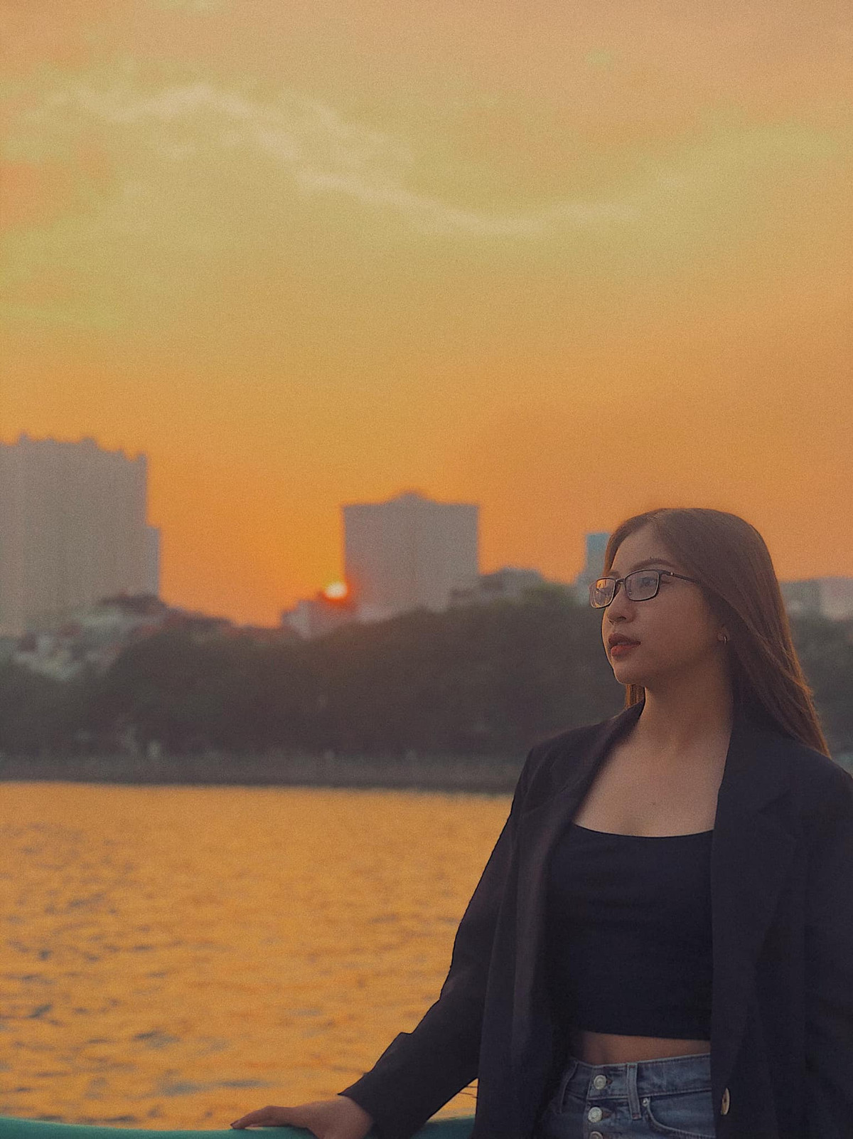 Hậu chia tay, Nhật Lê từng nhiều lần đăng tải trạng thái buồn bã đầy ẩn ý nói về chuyện tình yêu với cầu thủ Quang Hải khiến nhiều người nghĩ rằng cô nàng bị bạn trai bỏ sau nhiều năm yêu nhau.