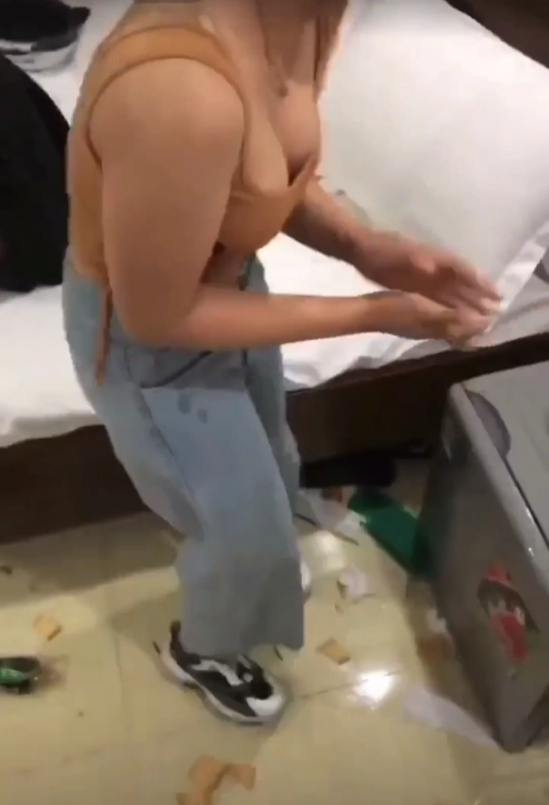 Sau đó, người này xóa clip xả rác trong phòng khách sạn và lên tiếng giải thích về hành động của mình.