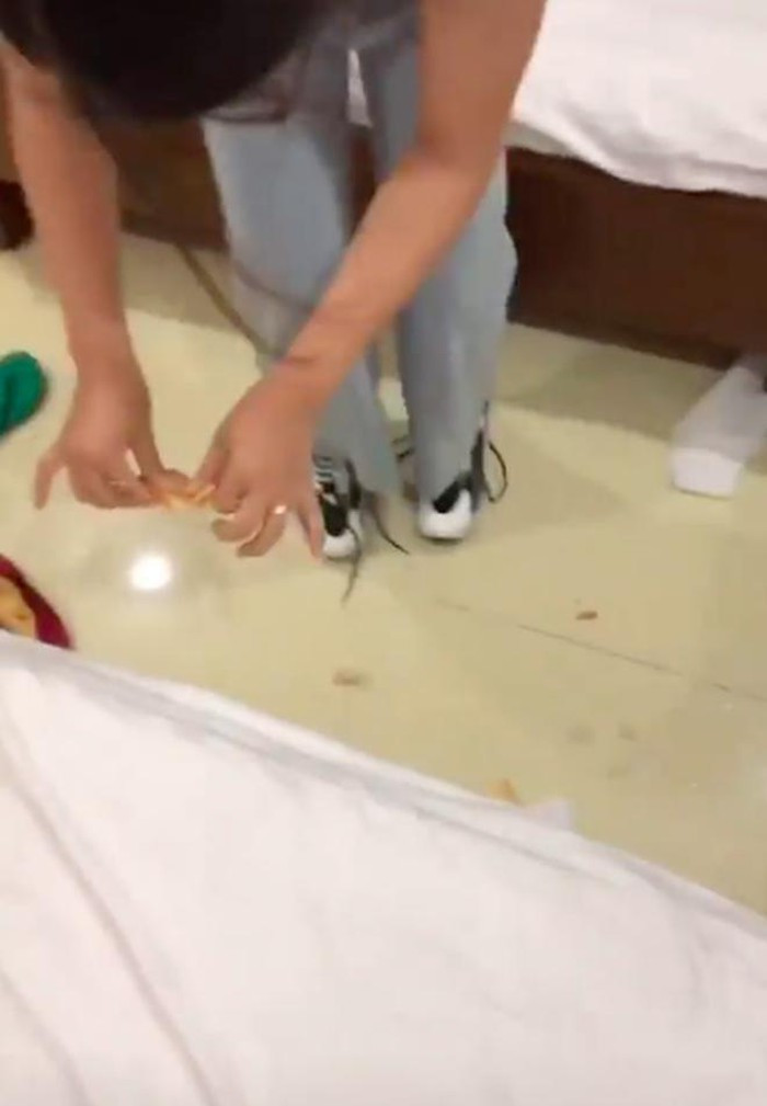 Sau khi đăng tải, tài khoản này vấp phải những chỉ trích từ cộng đồng mạng. Hầu hết mọi người đều không khỏi bức xúc về hành vi của nhóm bạn trẻ.