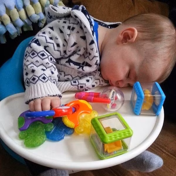 Bao nhiêu đồ chơi cũng không thể ngăn được cơn buồn ngủ.