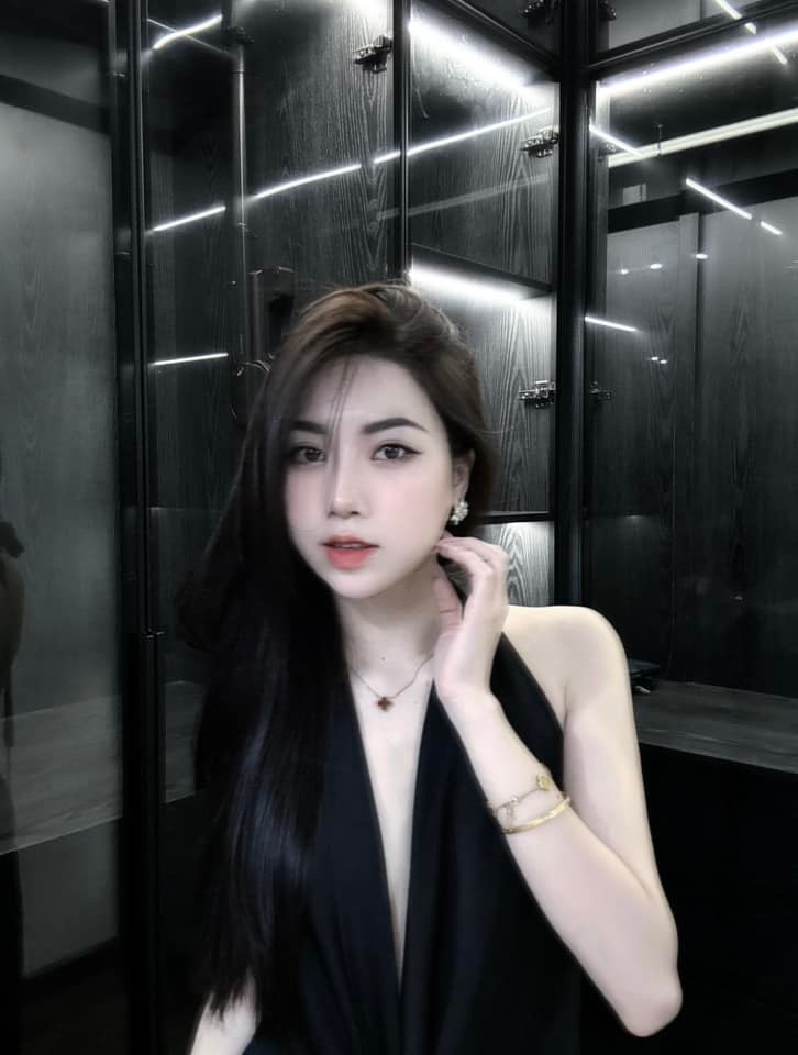 Chưa tiết lộ chuyện hẹn hò, Nguyễn Nụ từng được hội cầu thủ "đẩy thuyền" cùng tiền đạo Nguyễn Tiến Linh - người em thân thiết của Văn Toàn ở đội tuyển