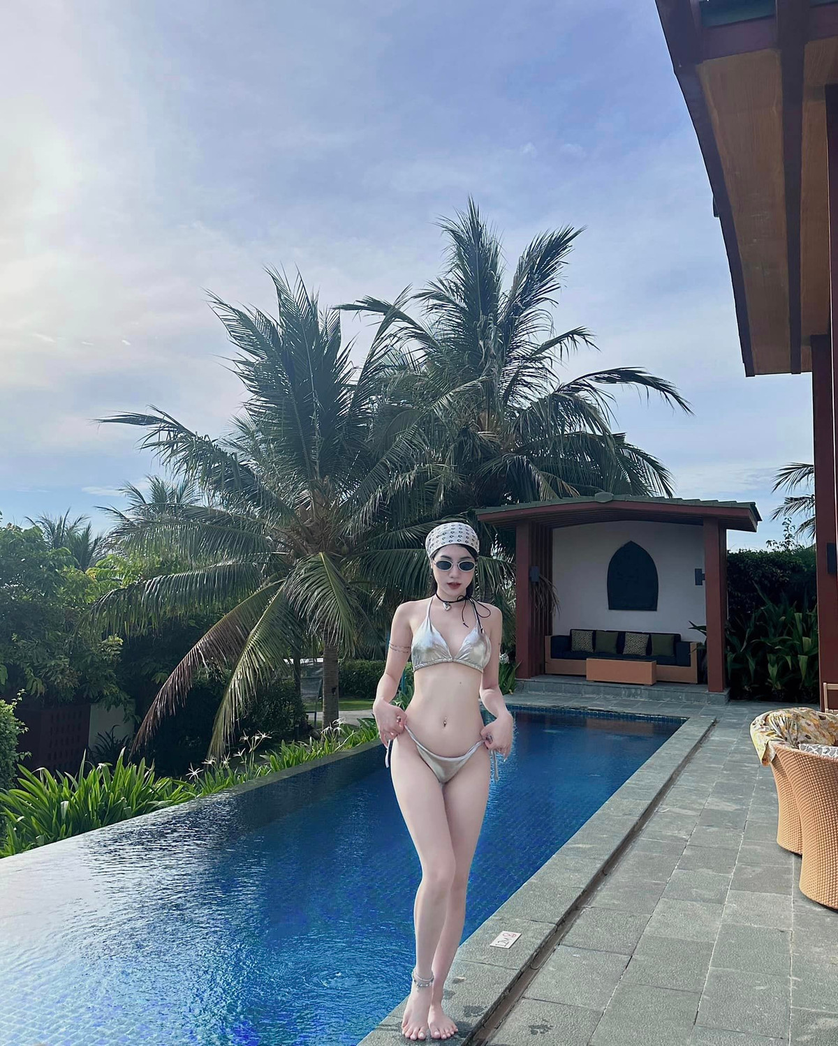 Diện bộ bikini ánh bạc, "chói sáng" bên hồ bơi. Điểm nhấn chính là body đâu ra đấy của cô nàng và làn da trắng "phát sáng".