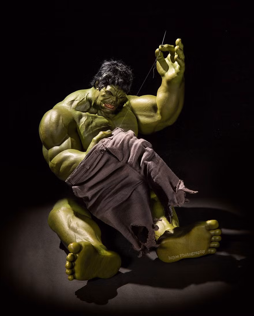 Người khổng lồ xanh Hulk tự khâu quần cho mình.