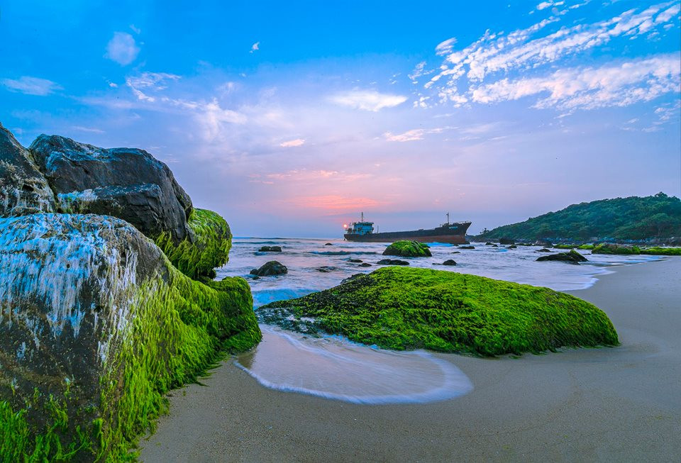 Bãi biển Nam Ô thuộc địa phận phường Hòa Hiệp, quận Liên Chiểu, thành phố Đà Nẵng. Nơi đây sở hữu những rạn đá ngầm ẩn hiện trên những mỏm đá lô nhô, thích hợp cho những người thích vẻ đẹp hoang sơ, có phần kỳ ảo.