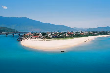 Lăng Cô là bãi biển nổi tiếng, cách thành phố Đà Nẵng hơn 25km về phía Bắc, là điểm dừng chân đầu tiên khi đến Huế. Nơi đây có vẻ đẹp thơ mộng, thanh khiết.