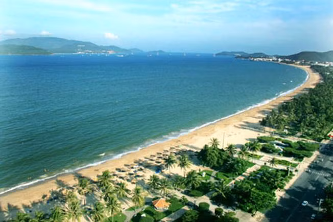 Bãi biển Nha Trang là một trong những điểm đến quen thuộc cả với du khách Việt Nam và người du lịch nước ngoài. Bãi biển này có lợi thế là nằm ngay trong trung tâm thành phố.