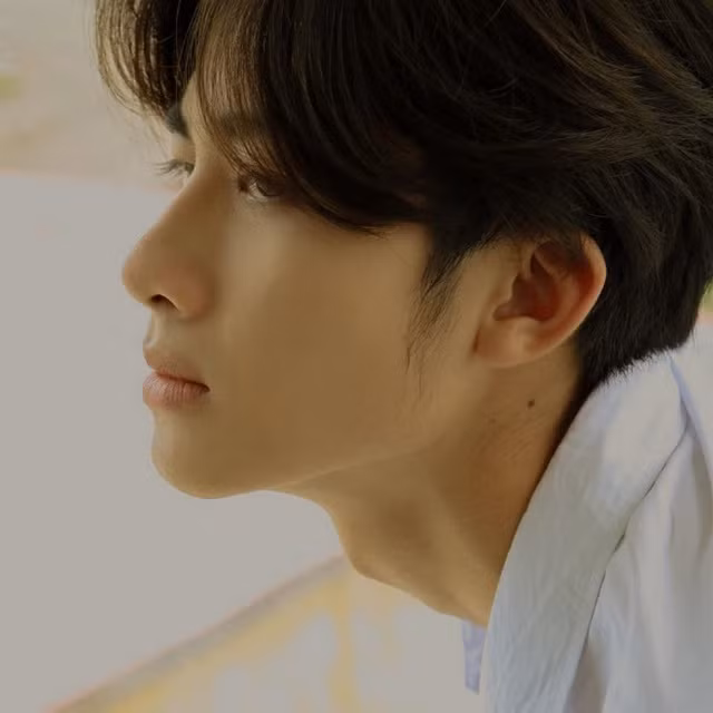 "Đẹp trai quá, mũi đẹp mắt đẹp, mày đẹp miệng đẹp, xương hàm cũng đẹp nốt. Đúng chuẩn hoàn hảo từng chi tiết", "Giờ các em nam sinh càng ngày càng đẹp khiến các chị muốn tuyển phi công quá" - Dân mạng không tiếc lời khen ngợi anh chàng.