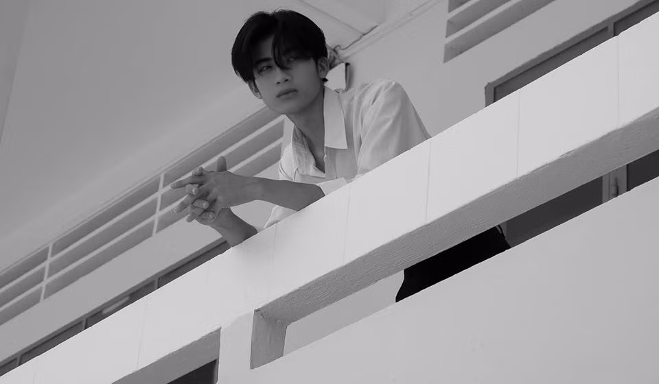 Mái tóc dài của Hoàng Minh khiến nhiều người nhớ đến các nam diễn viên Hong Kong những năm 90.