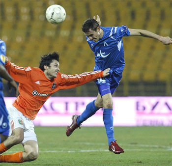  Ở Việt Nam, trò “búng, bóp" thịnh vì khó bị truyền hình phát hiện; trọng tài cũng ít can thiệp thổi phạt hành vi chơi xấu có vẻ hài hước này. (Ảnh chỉ mang tính minh họa)