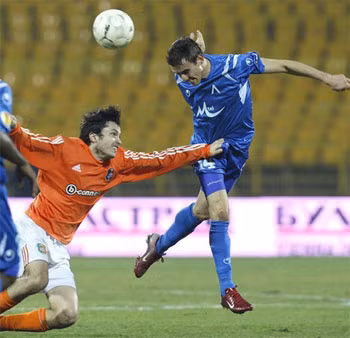  Ở Việt Nam, trò “búng, bóp" thịnh vì khó bị truyền hình phát hiện; trọng tài cũng ít can thiệp thổi phạt hành vi chơi xấu có vẻ hài hước này. (Ảnh chỉ mang tính minh họa)