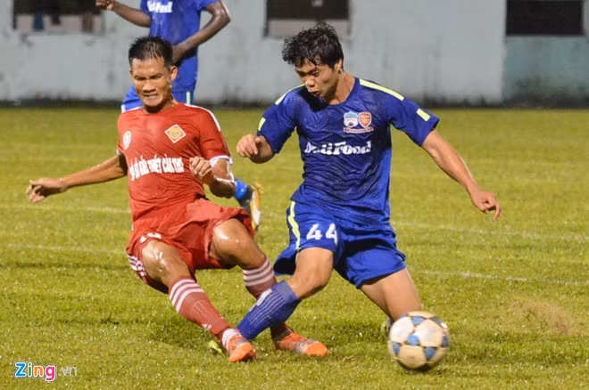  Nhiều cầu thủ hay rình lúc đối phương quay người về hướng khác, hay trọng tài đang tập trung theo tình huống trên sân để từ phía sau dùng giày chích mũi vào gót chân, bắp chuối của đối thủ, gây đau đớn. Hoặc họ giả vờ đứng bên cạnh kèm người rồi dùng gót giày đinh giẫm lên bàn chân. (Ảnh chỉ mang tính minh họa)