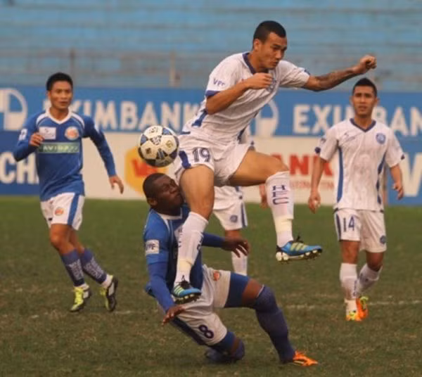  Một trong những trò bẩn bóng đá gây đau đớn và ám ảnh kinh hoàng nhất là bật nhảy trên không giả vờ đánh đầu tranh bóng nhưng lại cố tình dùng trán “mổ” vào gáy đối phương. Đòn bẩn này có mức độ “sát thương” rất cao vì cầu thủ bị phạm lỗi do bị động hoàn toàn nên phải hứng chịu vết thương gây đau đớn tột cùng, choáng váng khiến họ ám ảnh đến mức không dám nhảy trên tranh bóng. (Ảnh chỉ mang tính minh họa)