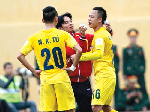 Trò cấu véo cũng hay được các cầu thủ Việt Nam sài trên sân. Lợi dụng đối thủ, trọng tài không để ý là cấu véo vào các vùng eo, đùi và có khi là cả mặt. (Ảnh chỉ mang tính minh họa)