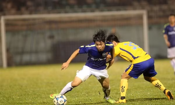 Nhiều cầu thủ dùng trò này thuần thục đến mức khi tung chiêu khiến đối thủ phải méo mặt vì đau nhưng không biết làm cách nào để mách trọng tài. (Ảnh chỉ mang tính minh họa)