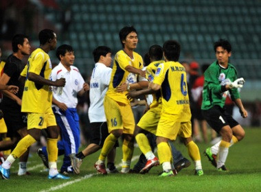 Ngoài việc réo tên cha mẹ của đối thủ, tìm điểm yếu đối phương khiêu khích, nhiều cầu thủ dùng lời lẽ đao búa “cô hồn” ra dọa, kiểu: “Đá xong ra ngoài biết mặt tao”. (Ảnh chỉ mang tính minh họa)