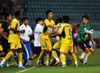 Ngoài việc réo tên cha mẹ của đối thủ, tìm điểm yếu đối phương khiêu khích, nhiều cầu thủ dùng lời lẽ đao búa “cô hồn” ra dọa, kiểu: “Đá xong ra ngoài biết mặt tao”. (Ảnh chỉ mang tính minh họa)