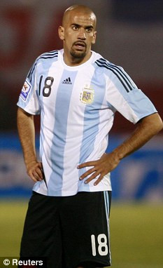 Ở tuổi 37, Juan Sebastian Veron đã chính thức tuyên bố treo giày. Trong sự nghiệp của mình. Veron đã thi đấu có Estudiantes, Parma, Lazio, MU và Chelsea. Anh giành được cả chức vô địch Cúp UEFA 1998/1999 và siêu cúp châu Âu với Parma.