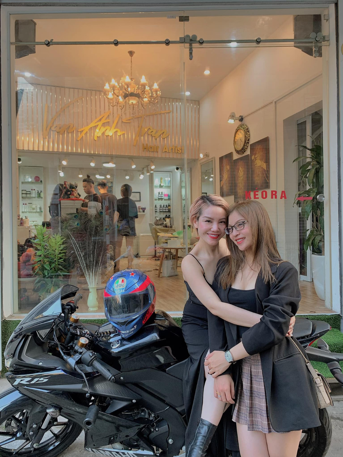 Bạn gái Quang Hải là Nhật Lê cũng không có bất kỳ hành động bất thường nào khác, thậm chí không hề chia sẻ cảm xúc buồn trên mạng xã hội.