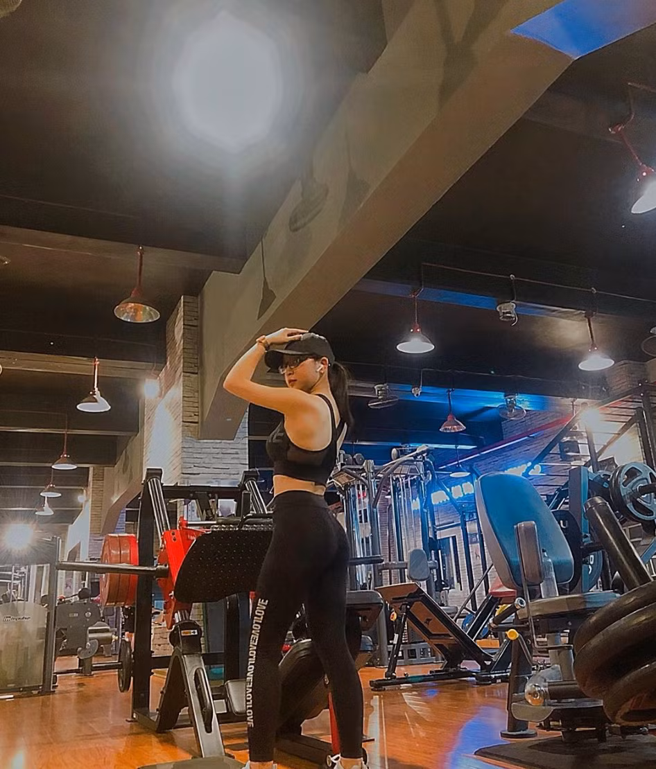 Bên cạnh đó, cô gái Quảng Nam cũng thường xuyên chia sẻ hình ảnh vui vẻ, ôm ấp tình tứ bên cạnh các bạn gái. Từng có người đặt ra nghi vấn trên trang cá nhân của Nhật Lê rằng: "Khéo Nhật Lê gay rồi" nhưng cô nàng không hề phản hồi lại.