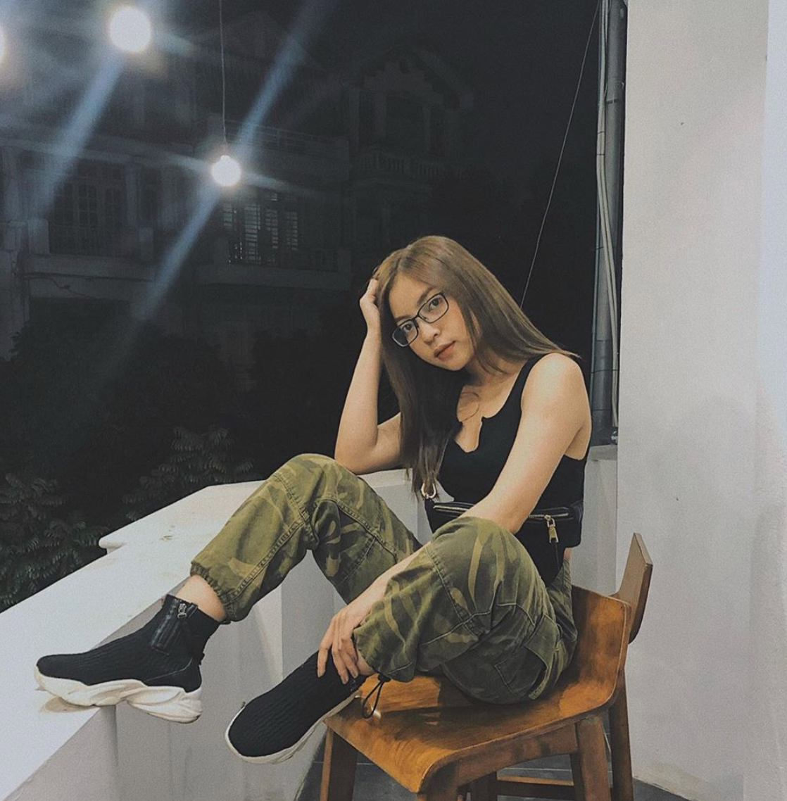 Tuy nhiên, lối sống và phong cách ăn mặc của Nhật Lê ngày càng thay đổi. Nếu như theo dõi cô nàng từ đầu có thể thấy, hot girl Quảng Nam khá "tắc kè hoa" khi diện trang phục từ bánh bèo đến cá tính.