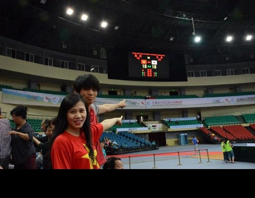 Bạn Ngọc Quỳnh, du học sinh Việt Nam đang theo học tại Đại học Trung Y Dược Thiên Tân, Trung Quốc xúc động kể lại: "Sau khi Việt Nam thắng hiệp 3, tụi mình vẫn rất lo lắng hồi hộp và gần như nín thở theo dõi hiệp đấu tiếp theo, cuối cùng các cô gái Việt Nam càng chơi càng hay, hiệp cuối cùng giằng co quyết liệt để rồi tất cả vỡ òa trong hạnh phúc với chiến thắng chung cuộc 3 - 2". Ảnh: NVCC.