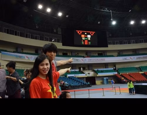Bạn Ngọc Quỳnh, du học sinh Việt Nam đang theo học tại Đại học Trung Y Dược Thiên Tân, Trung Quốc xúc động kể lại: "Sau khi Việt Nam thắng hiệp 3, tụi mình vẫn rất lo lắng hồi hộp và gần như nín thở theo dõi hiệp đấu tiếp theo, cuối cùng các cô gái Việt Nam càng chơi càng hay, hiệp cuối cùng giằng co quyết liệt để rồi tất cả vỡ òa trong hạnh phúc với chiến thắng chung cuộc 3 - 2". Ảnh: NVCC.